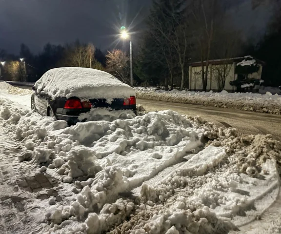 Kto musi odśnieżać chodnik i dach? Właściciel czy gmina? Przepisy 2026