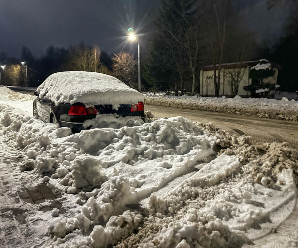 Kto ma obowiązek odśnieżać chodnik i dach? Właściciel czy gmina? Przepisy 2026