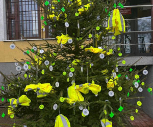 Powraca odblaskowa choinka - W najbliższy poniedziałek będzie można ją rozebrać z brelokow i kamizelek