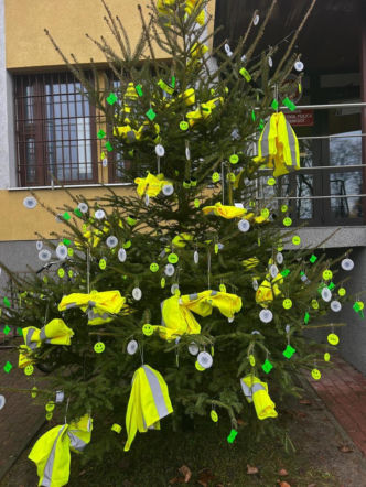 Powraca odblaskowa choinka - W najbliższy poniedziałek będzie można ją już rozebrać z brelokow i kamizelek