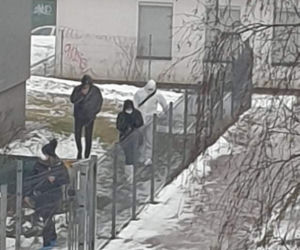 Martwa kobieta w mieszkaniu, jej mąż wyskoczył z balkonu na oczach policji! Horror w Kielcach
