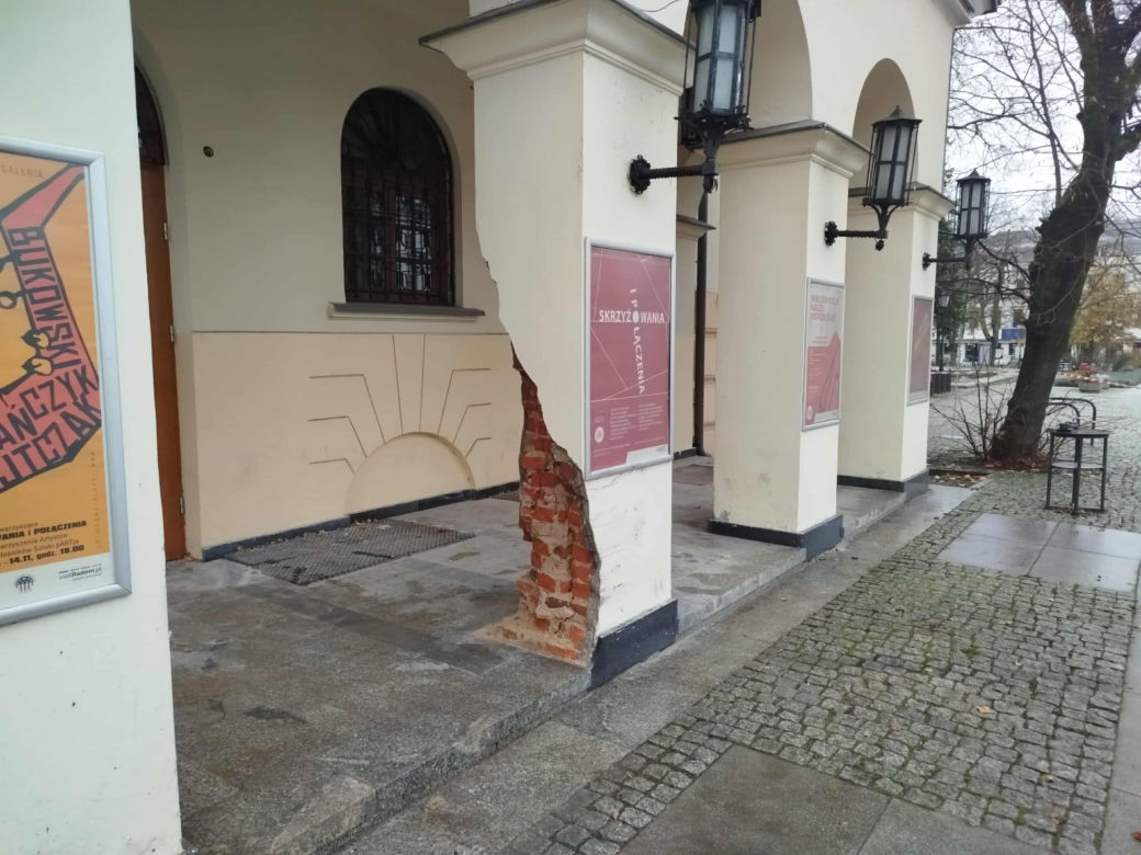Samochód wjechał w budynek radomskiej "Łaźni"
