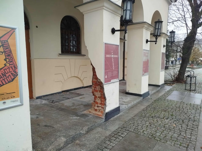 Samochód wjechał w budynek radomskiej "Łaźni"