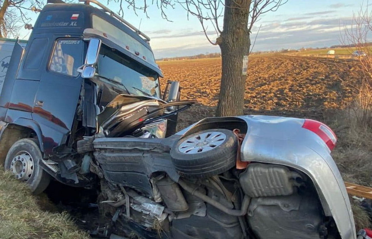 Horror w Golanach. Czołowe zderzenie ciężarówki i audi. Nie żyje kierowca osobówki