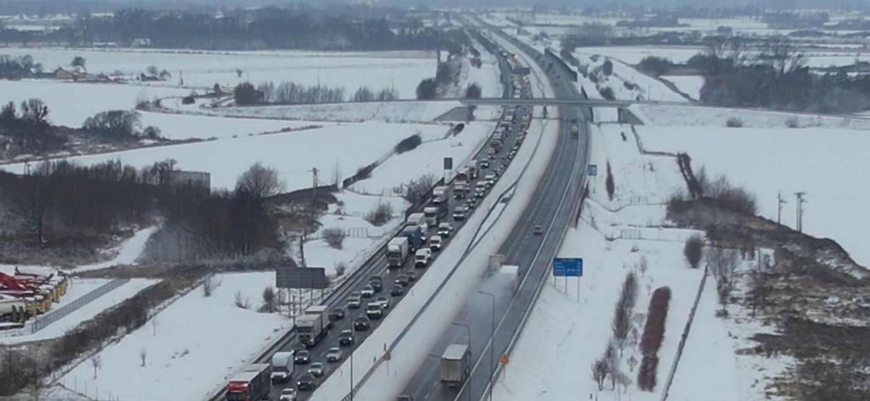 Groźny wypadek na A2. Rozbite cztery auta, sprawca uciekł z miejsca wypadku