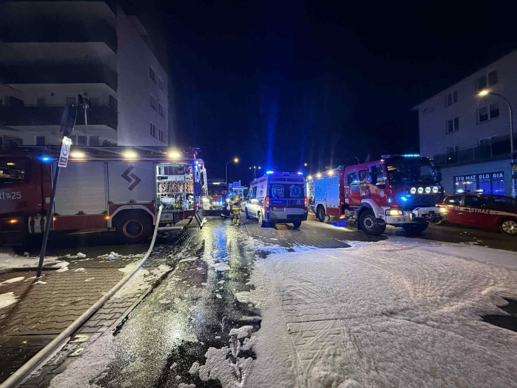 Pokazali jak wygląda wnętrze spalonego garażu w Ząbkach. Ogień pojawił się w nocy. Ewakuowano 300 osób