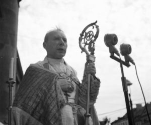 Uroczystość Bożego Ciała w Warszawie celebrowana przez Prymasa Polski kardynała Stefana Wyszyńskiego - 1957 rok