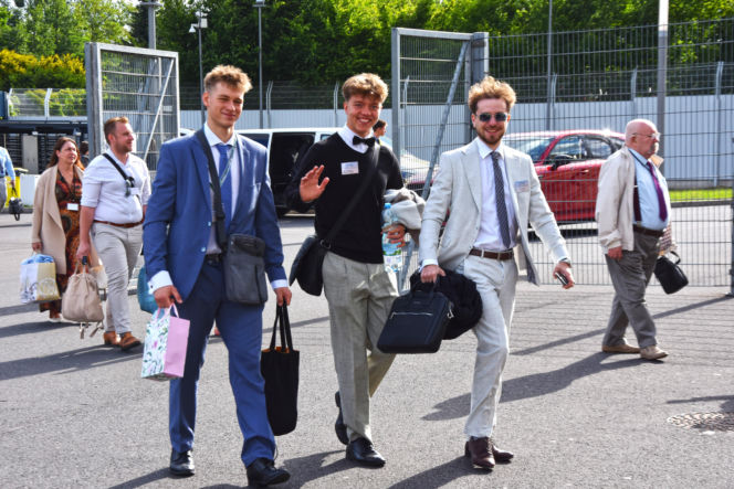 Tysiące ludzi szuka swojego szczęścia na stadionie. Kongres Świadków Jehowy przyciągnął tłumy