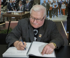 Lecha Wałęsa modli się za wnuczkę.