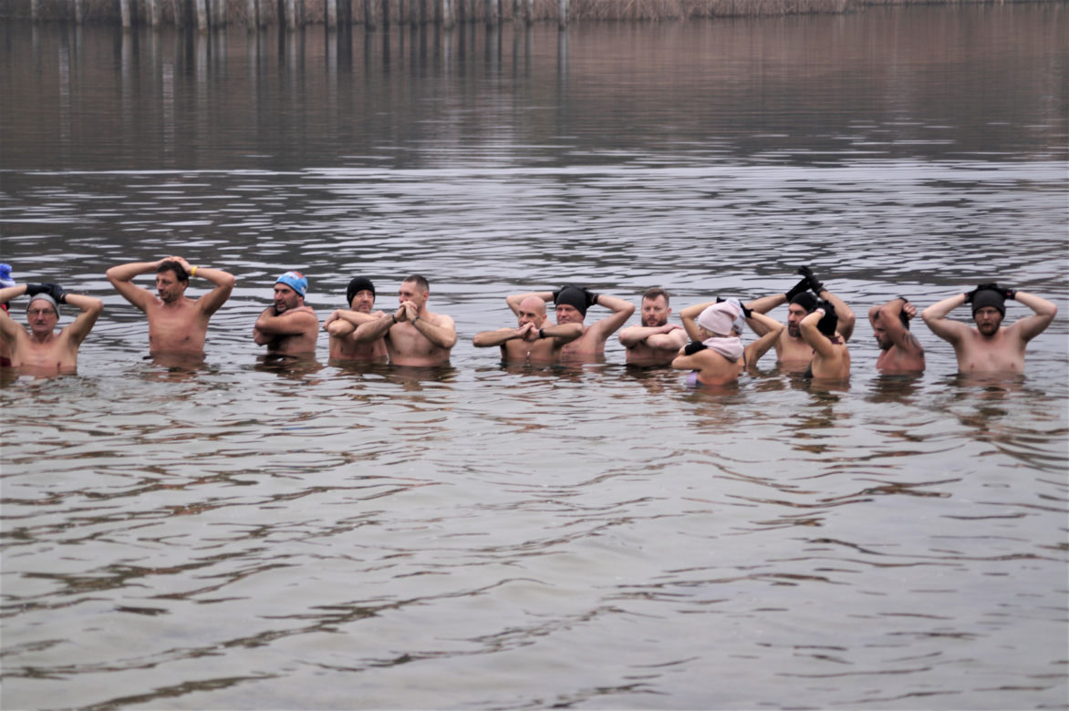Bydgoskie Morsy wskoczyły do jeziora w Pieckach! [ZDJĘCIA]