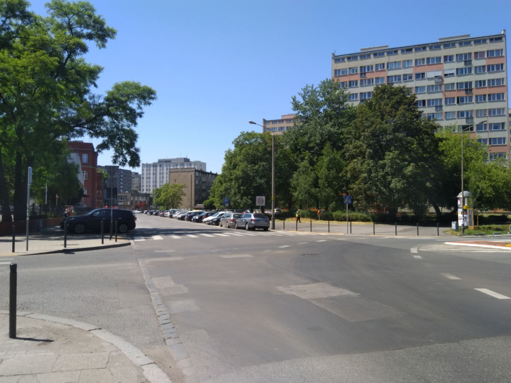 Idą na wojnę z dzikim parkowaniem na osiedlu Powstańców Śląskich. Zniknąć ma m.in. klepisko przy Sky Towerze
