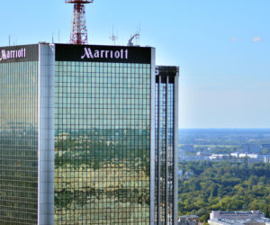 Dwóch mężczyzn weszło na hotel Marriott w Warszawie. Zrobili to bez zabezpieczeń