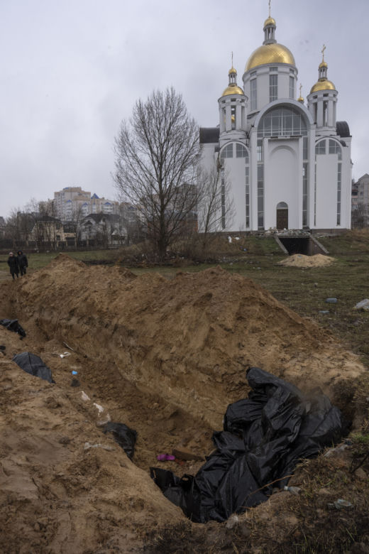 Wojna na Ukrainie. Ujawniono zdjęcia satelitarne ogromnego, masowego grobu w Buczy