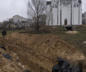 Wojna na Ukrainie. Ujawniono zdjęcia satelitarne ogromnego, masowego grobu w Buczy