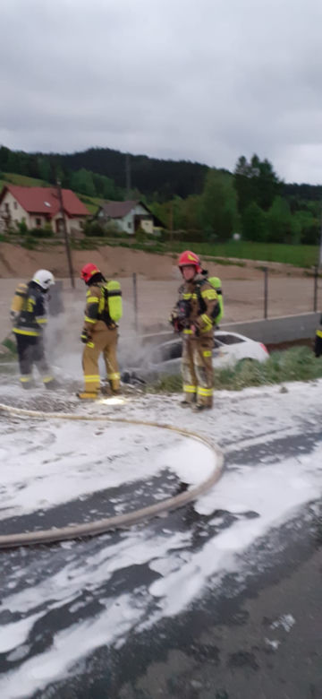 Audi uderzyło w przepust i stanęło w ogniu. Autem podróżowało dwóch 19-latków