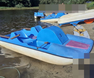 Na środku jeziora wypchnął żonę z roweru wodnego i odpłynął