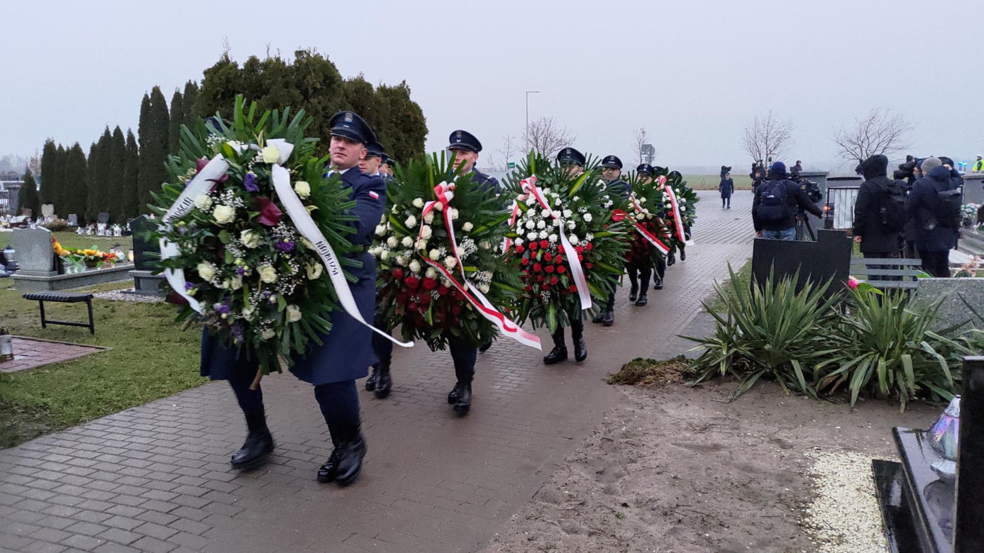 Przejmujące pogrzeby zamordowanych policjantów z Wrocławia. Tłumy żegnają funkcjonariuszy