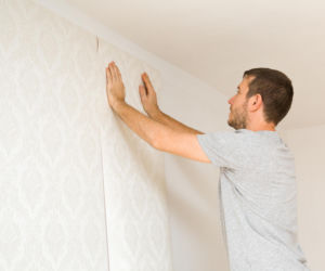 Jak przygotować ścianę do tapetowania? Praktyczne porady