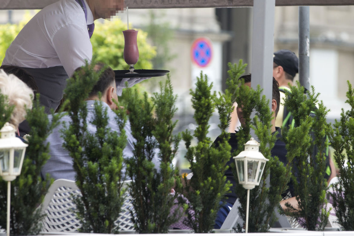 RADOWSŁAW SIKORSKI PŁACI W RESTAURACJI