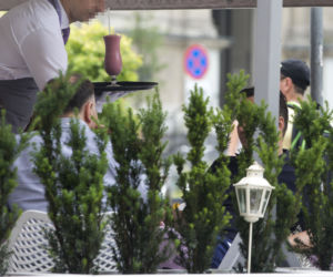 RADOWSŁAW SIKORSKI PŁACI W RESTAURACJI