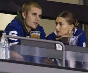 Justin Bieber i Hailey Bieber na meczu hokeja