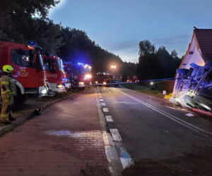 Trasa Olsztnynek - Szczytno zablokowana po wypadku. Ciężarówka przewróciła się na budynek