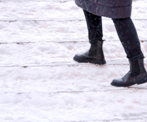 Spryskaj tym podeszwy swoich butów, a przestaną się ślizgać nawet przy wielkim mrozie. Idealny sposób na gołoledź i ośnieżone chodniki