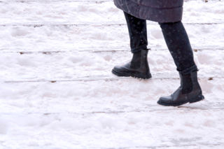 Spryskaj tym podeszwy swoich butów, a przestaną się ślizgać nawet przy wielkim mrozie. Idealny sposób na gołoledź i ośnieżone chodniki