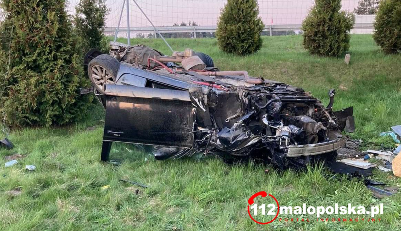 Dramat! Śmiertelny wypadek w okolicach Chrzanowa! Samochód przebił bariery i kilka razy dachował 