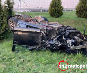 Dramat! Śmiertelny wypadek w okolicach Chrzanowa! Samochód przebił bariery i kilka razy dachował 