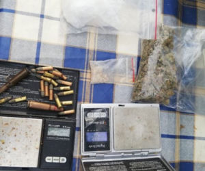 30-latek uprawiał marihuanę! Na posesji miał środki psychotropowe i nielegalną amunicję