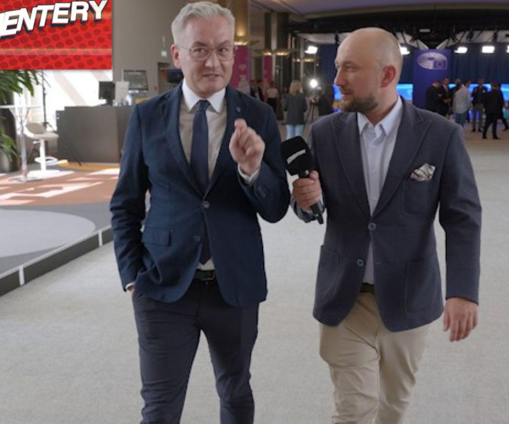 Robert Biedroń i Adam Feder w Parlamencie Europejskim. W rogu logo programu Komentery. O pracy europosłów czytaj w SE.