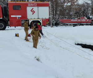 Jak uratować człowieka, gdy załamie się pod nim lód? Strażacy ćwiczyli różne scenariusze