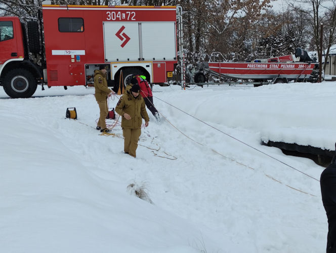 Jak uratować człowieka, gdy załamie się pod nim lód? Strażacy ćwiczyli różne scenariusze