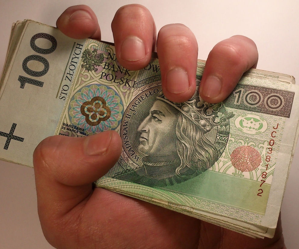 Wpuściła do domu „pracowników wodociągów”. Straciła 5 tys. zł i biżuterię