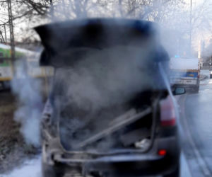 Auto płonęło na Pradze-Północ. Gaśnice nie dawały rady