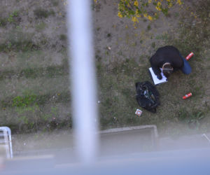 Wypadł z 9. piętra z torbą narkotyków