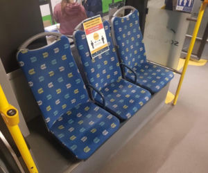 Tutaj nie usiądziesz. W autobusach pojawiły się specjalne oznaczenia miejsc
