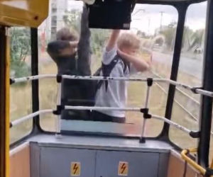 Skrajna nieodpowiedzialność w Łodzi. Młodzi chłopcy jechali na zewnątrz pędzącego tramwaju
