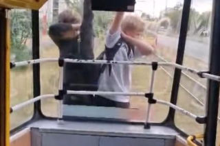 Skrajna nieodpowiedzialność w Łodzi. Młodzi chłopcy jechali na zewnątrz pędzącego tramwaju