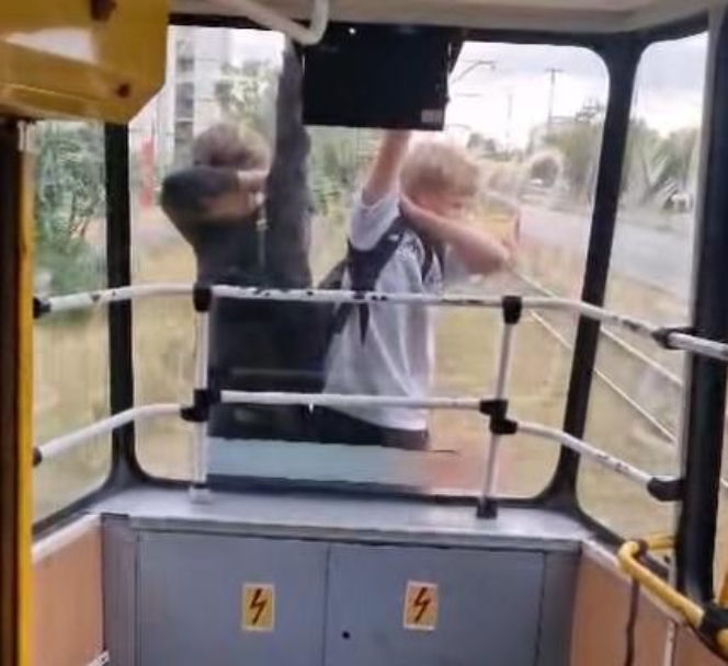 Skrajna nieodpowiedzialność w Łodzi. Młodzi chłopcy jechali na zewnątrz pędzącego tramwaju