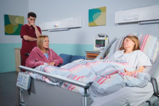 Pierwsza miłość odc. 4140: Marysia (Aneta Zając), Teresa (Ewa Skibińska), Kacper (Damian Kulec)