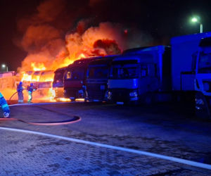 Ciężarówki płonęły jak pochodnie. Ogień przenosił się na kolejne samochody