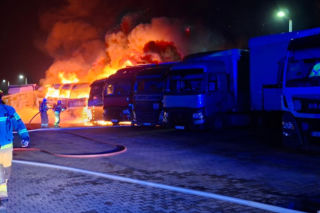 Ciężarówki płonęły jak pochodnie. Ogień przenosił się na kolejne samochody