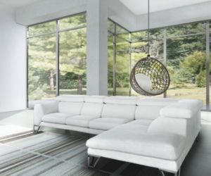 Biała sofa w nowoczesnej aranżacji