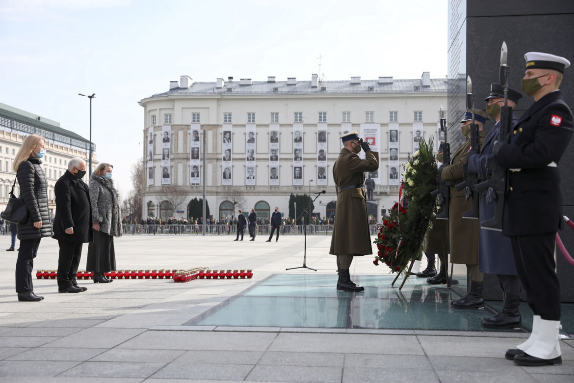 Jarosław Kaczyński podczas uroczystości złożenia kwiatów pod pomnikiem Ofiar katastrofy smoleńskiej, na pl. Piłsudskiego w Warszawie