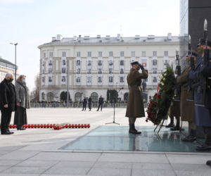 Jarosław Kaczyński podczas uroczystości złożenia kwiatów pod pomnikiem Ofiar katastrofy smoleńskiej, na pl. Piłsudskiego w Warszawie