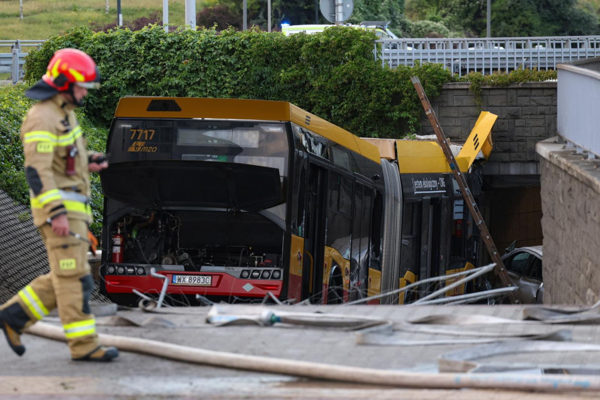 Autobus miejski wjechał w przejście podziemne przy Dworcu Zachodnim