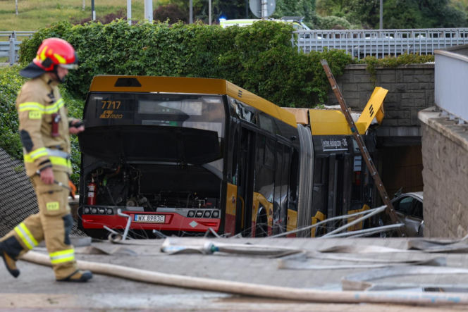 Autobus miejski wjechał w przejście podziemne przy Dworcu Zachodnim