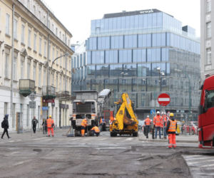 Armagedon w centrum Warszawy. Auta w kolejce do wypisania mandatów! Rozkopują pl. Pięciu Rogów